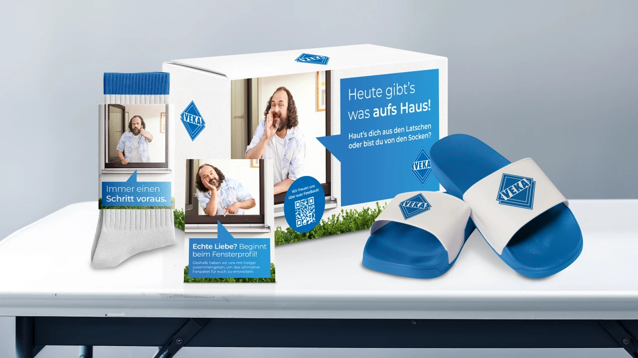 Composing aus mehreren Werbeartikeln in VEKA CI Stil, welches den Inhalt der VEKA Kampagnenbox zeigen