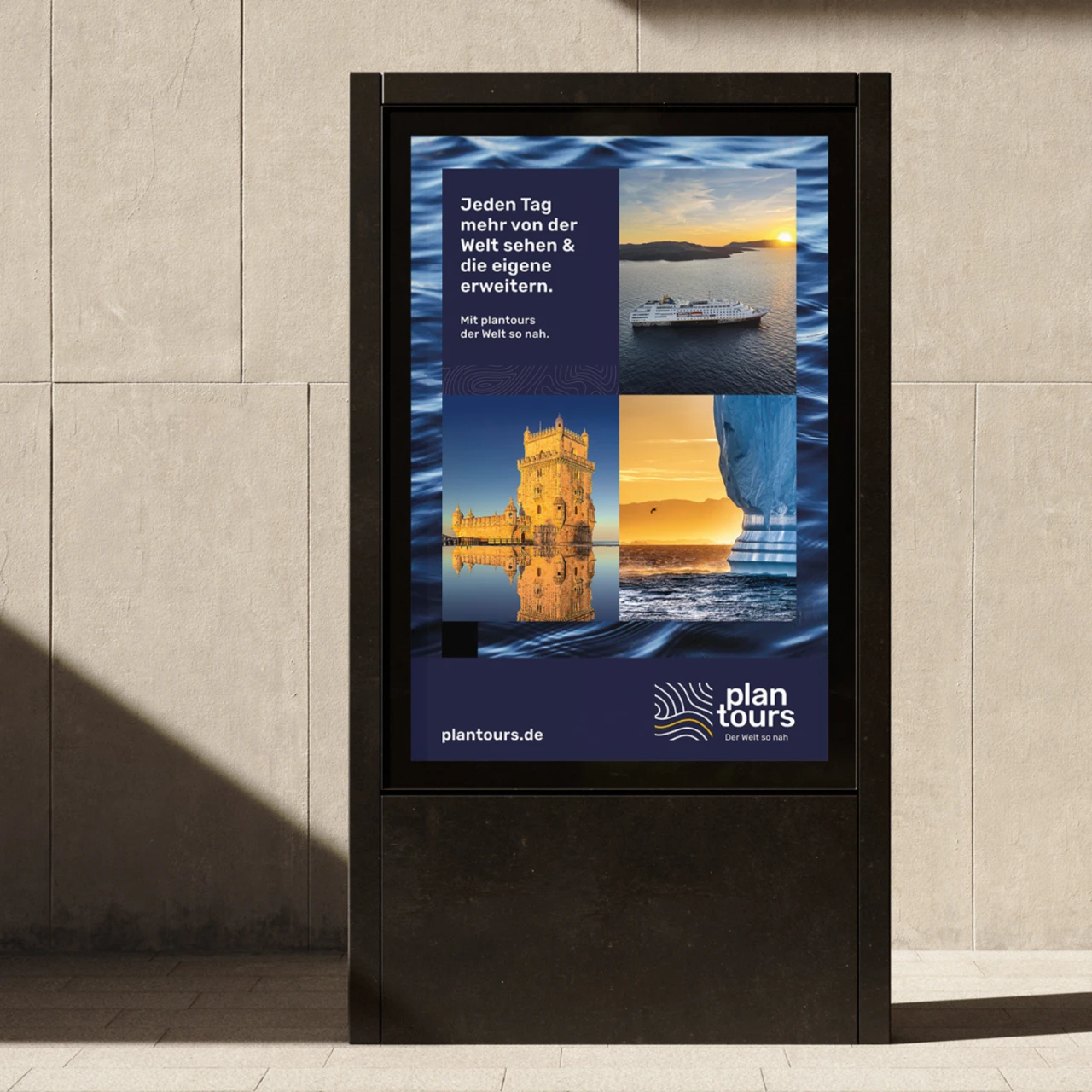 Brand Relaunch und Kampagne mit plantours. Werbestele welche eine plantours Anzeige zeigt
