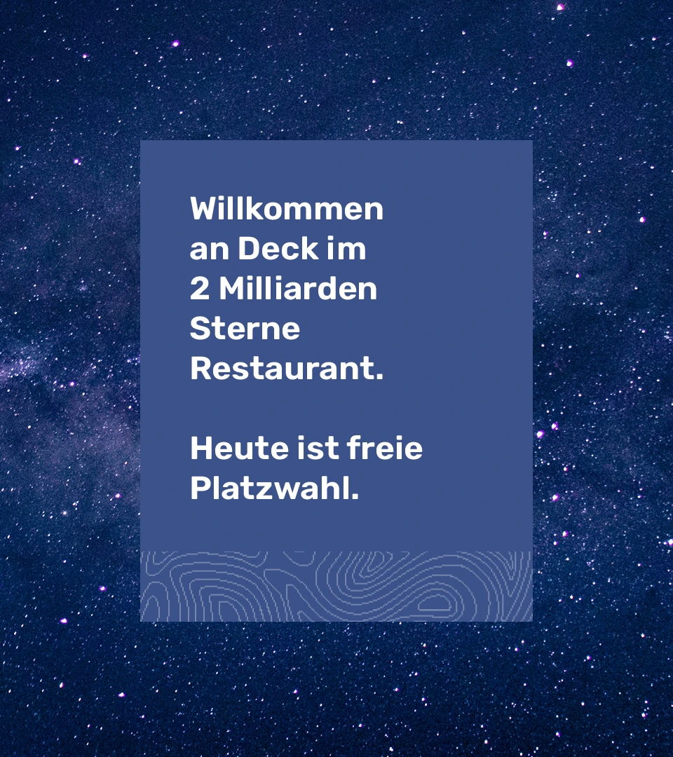Starkes Messaging unterstützt das Narrative der plantours Brand Story. Foto von einem Sternenhimmel, darüber eine Farbfläche mit der neuen Hintergrundstruktur und darauf steht der Text "Willkommen an Deck im 2 Milliarden Sterne Restaurant. Heute ist freie Platzwahl."