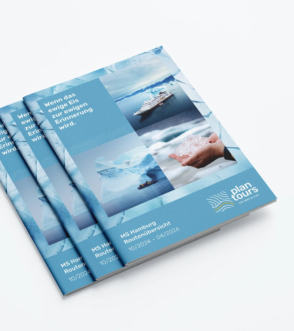 Zum Rebranding werden diverse Medien in das neue Brand Universum überführt. Zweigeteiltes Bild, links drei Zeitschriften, rechts eine Collage von Eislandschaften mit einem Kreuzfahrtschiff