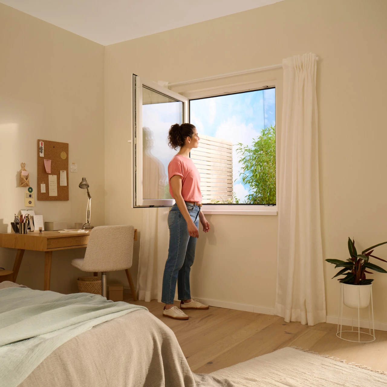 Explain-it Videoshooting für tesa Produktlaunch. Frau steht in einem hellen Raum vor einem Fenster, Teil einer Kampagne welche Albert Bauer für tesa umgesetzt hat