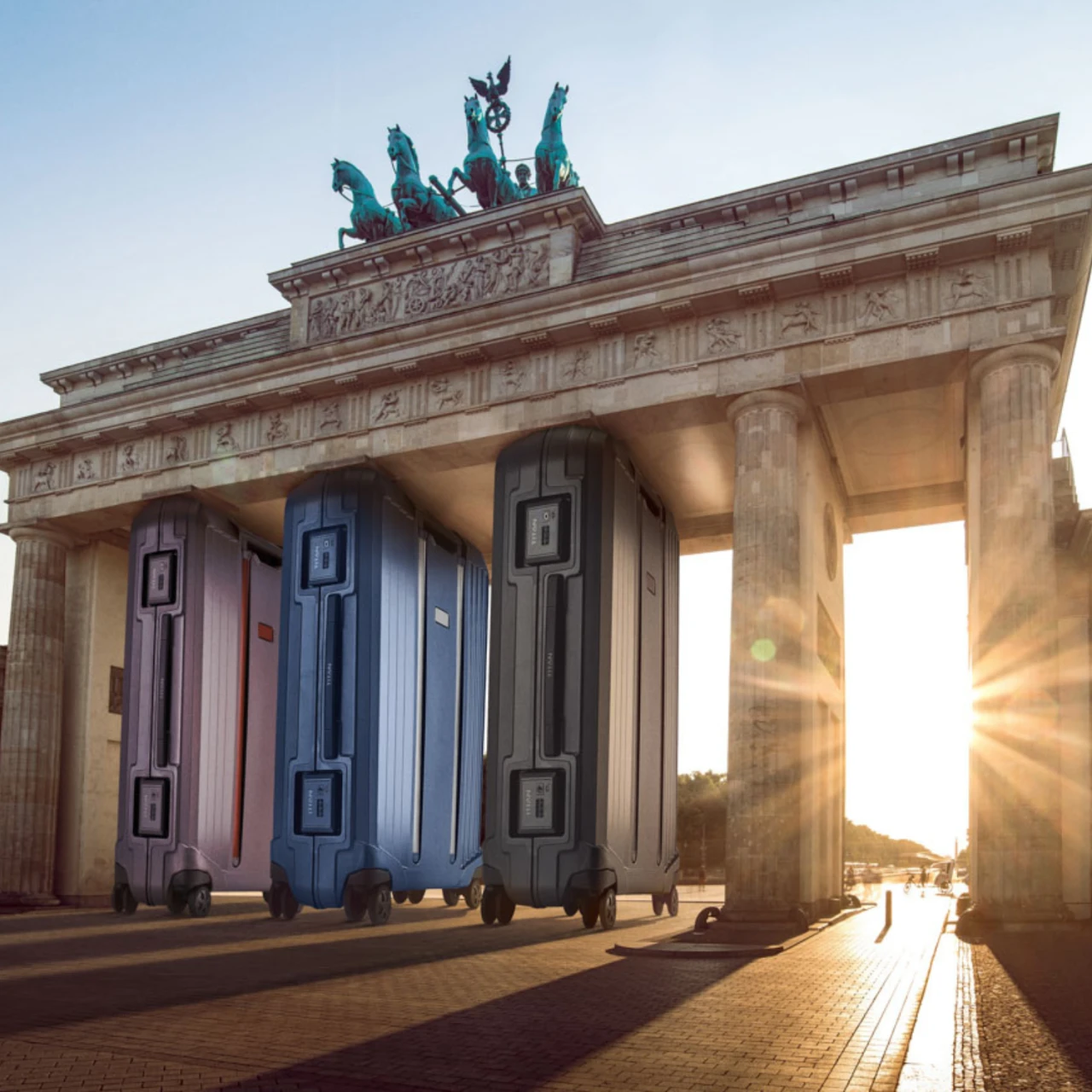 Urbanes Bildcomposing und Retusche mit Titan. Bildcomposing vom Brandenburger Tor, die Säulen wurden durch Titan-Koffer ersetzt