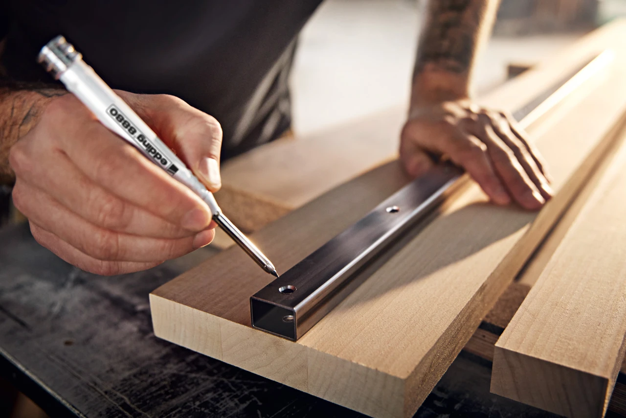 Eine Produktnahaufnahme eines edding Stifts. Es wird eine Bohrmarkierung angezeichnet