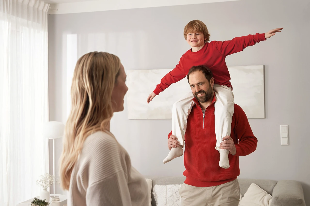 Albert Bauer übernahm die gesamte Organisation rund um Location, Produktion und Bookings. Eine Familie bestehend aus einer Frau, einem Mann und einem Kind. Der Vater trägt das Kind auf seinen Schultern und alle Personen lächeln
