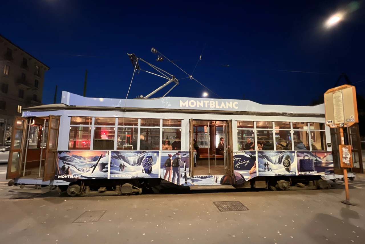 Kreative Gestaltung und Druckvorbereitung für die Tram in Mailand. Straßenbahn welche mit Außenwerbung von Montblanc beklebt wurde. Darauf ein Artwork