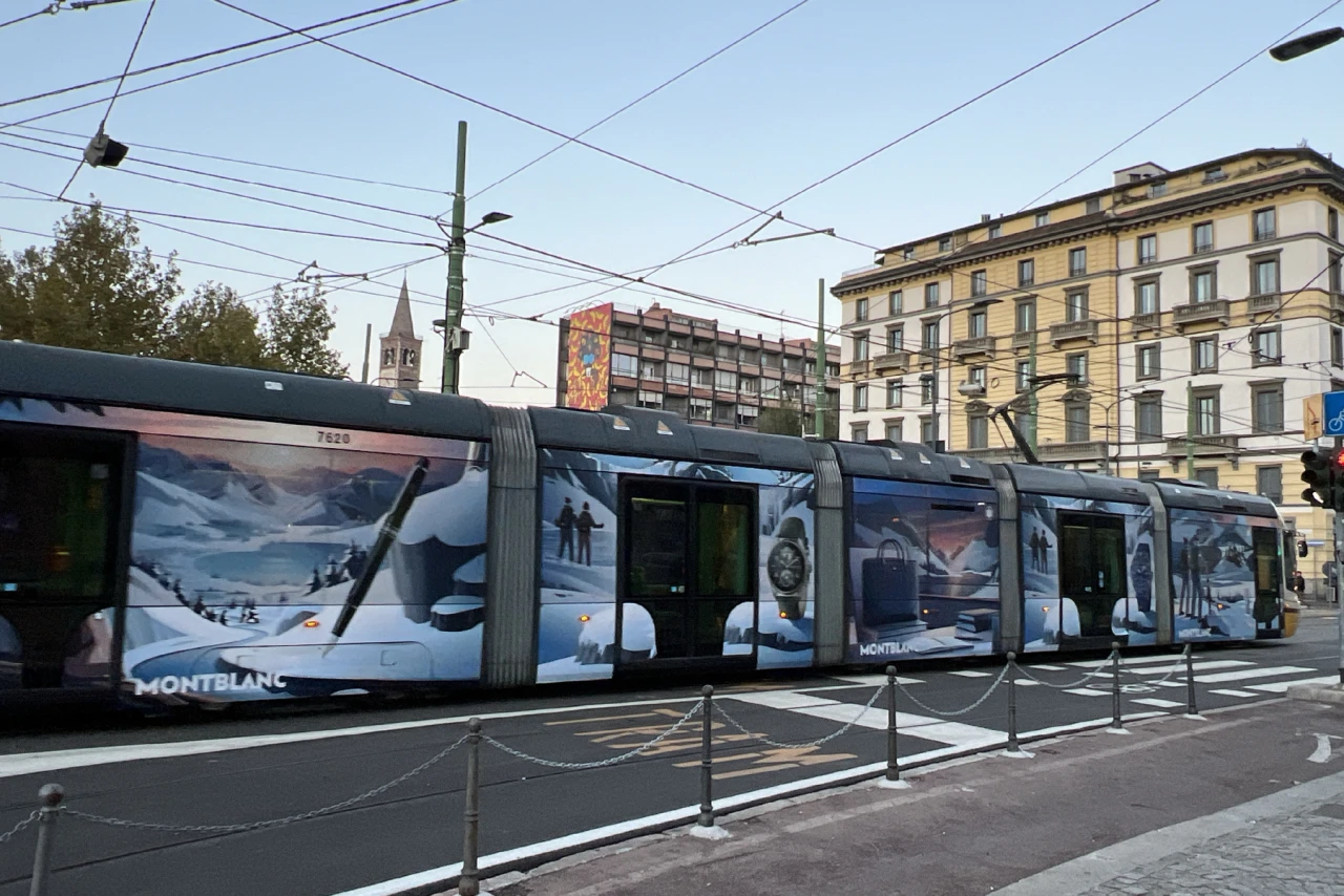 Kreative Gestaltung und Druckvorbereitung für die Tram in Mailand. Straßenbahn welche mit Außenwerbung von Montblanc beklebt wurde. Darauf ein Artwork