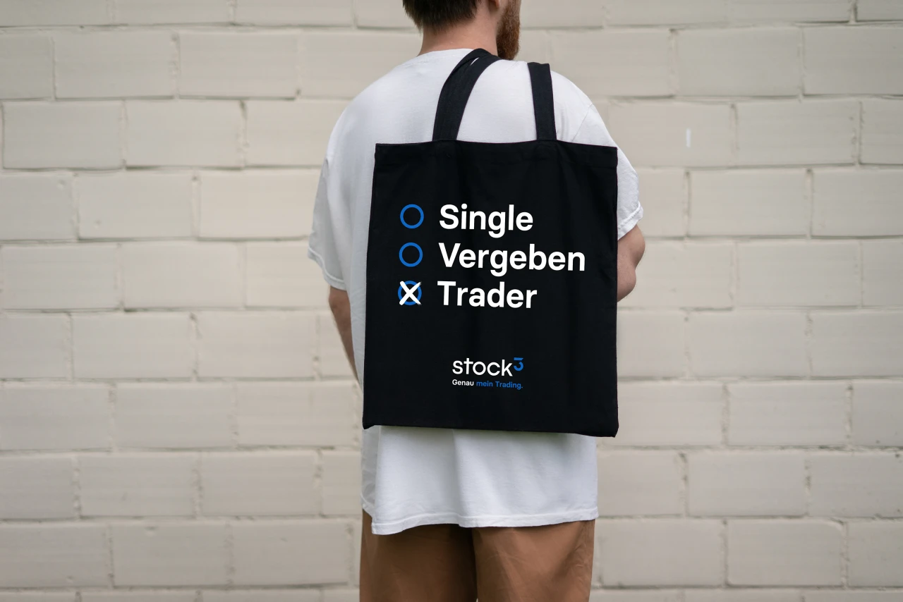 stock3 Merch für World of Trading Messe. Person trägt stock3 Merchandise-Tasche über die Schulter