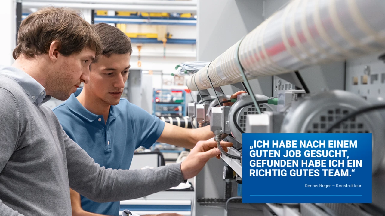 Zwei Kannegiesser Mitarbeiter sind zu sehen, beide schauen auf eine Kannegiesser Maschine
