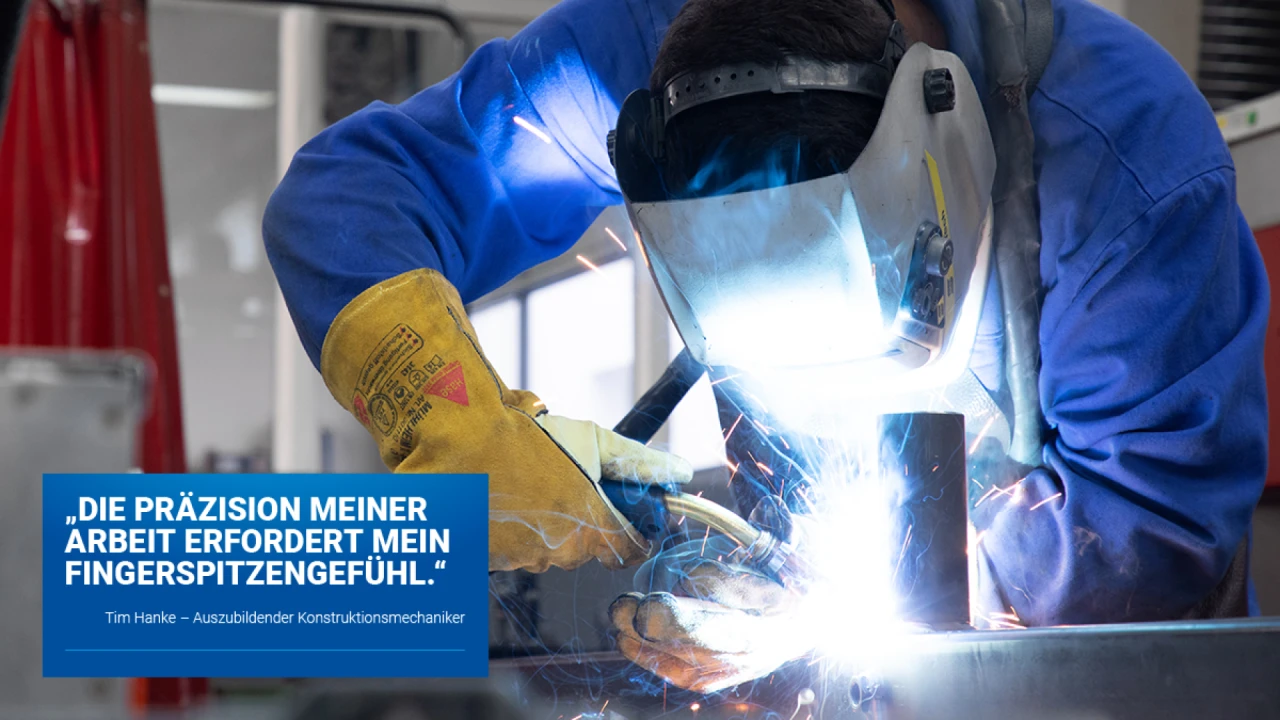 Eine Person mit einer Schweißmaske ist zu sehen. Die Person schweißt Metall zusammmen