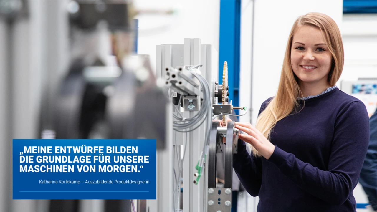 Foto einer Kanngiesser Mitarbeiterin, welche eine Maschine bedient
