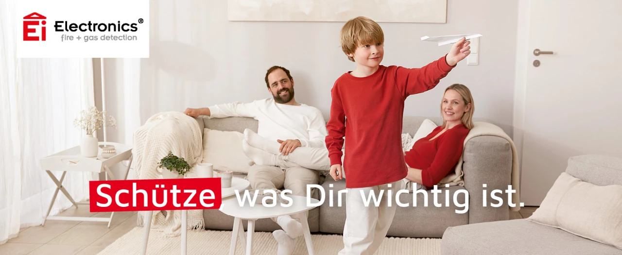 Albert Bauer entwickelte das Storytelling, das Messaging sowie den markentypischen visuelle Auftritt. Werbemittel von Ei Electonics, Kind hält einen Papierflieger in der Hand, Familie sitzt im Hintergrund