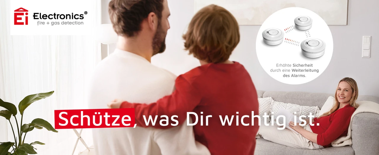 Albert Bauer entwickelte das Storytelling, das Messaging sowie den markentypischen visuelle Auftritt. Werbemittel von EI Electronics, Vater hält Kind auf dem Arm und Mutter schaut vom Sofa zu