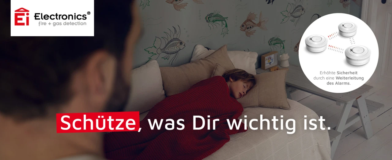 Albert Bauer entwickelte das Storytelling, das Messaging sowie den markentypischen visuelle Auftritt. Werbemittel von EI Electronics, Kind schläft auf dem Sofa, Vater blickt auf das Kind