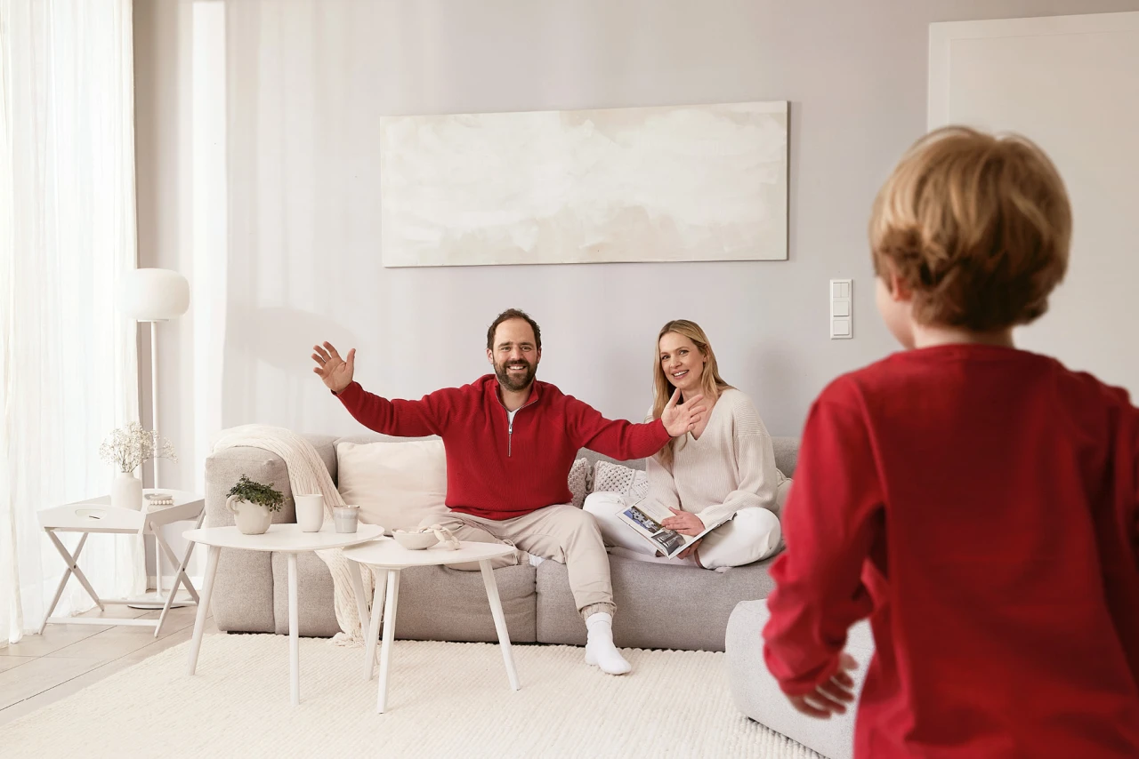 Albert Bauer übernahm die gesamte Organisation rund um Location, Produktion und Bookings. Vater sitzt mit offenen Armen auf dem Sofa, der Sohn läuft ihm entgegen