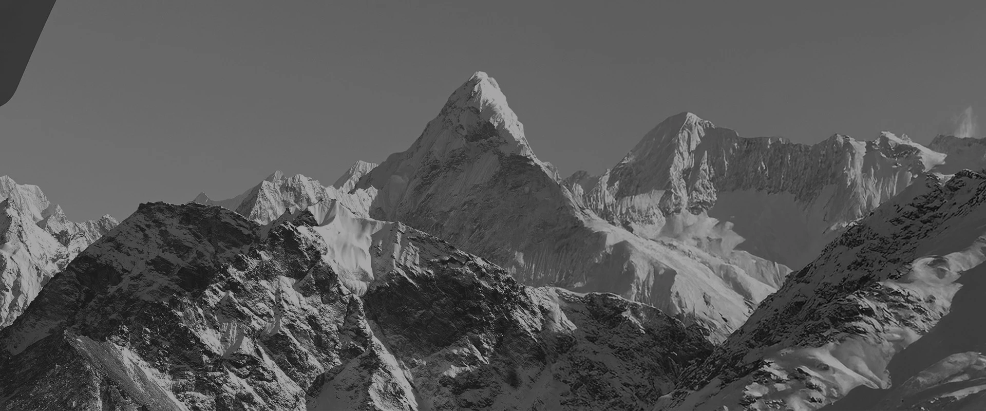 S/W Foto einer Gletscherlandschaft, mehrere Bergspitzen sind zu sehen