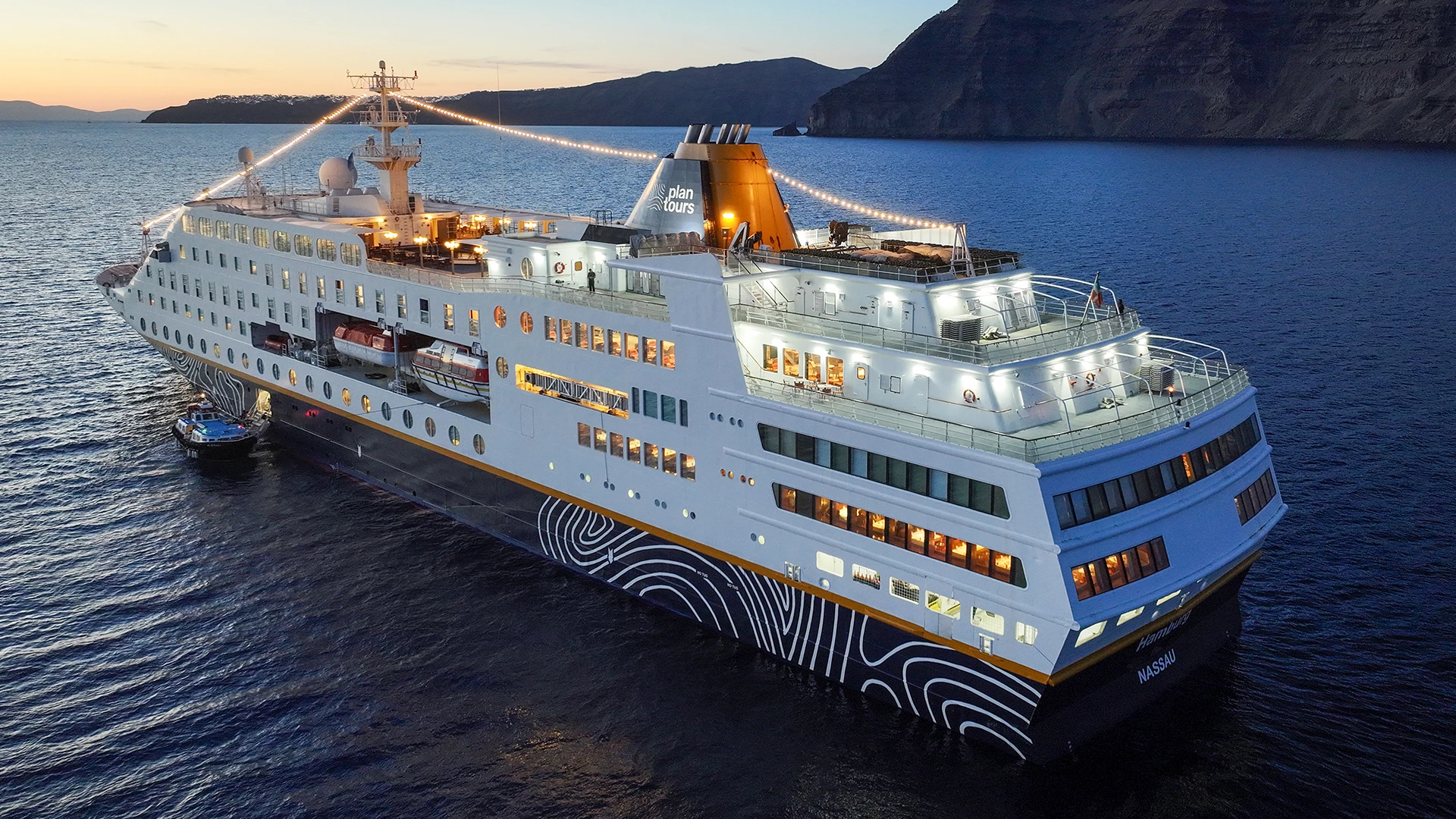 Foto eines plantours Kreuzfahrtschiffes, im Hintergrund ist eine Berglandschaft sichtbar