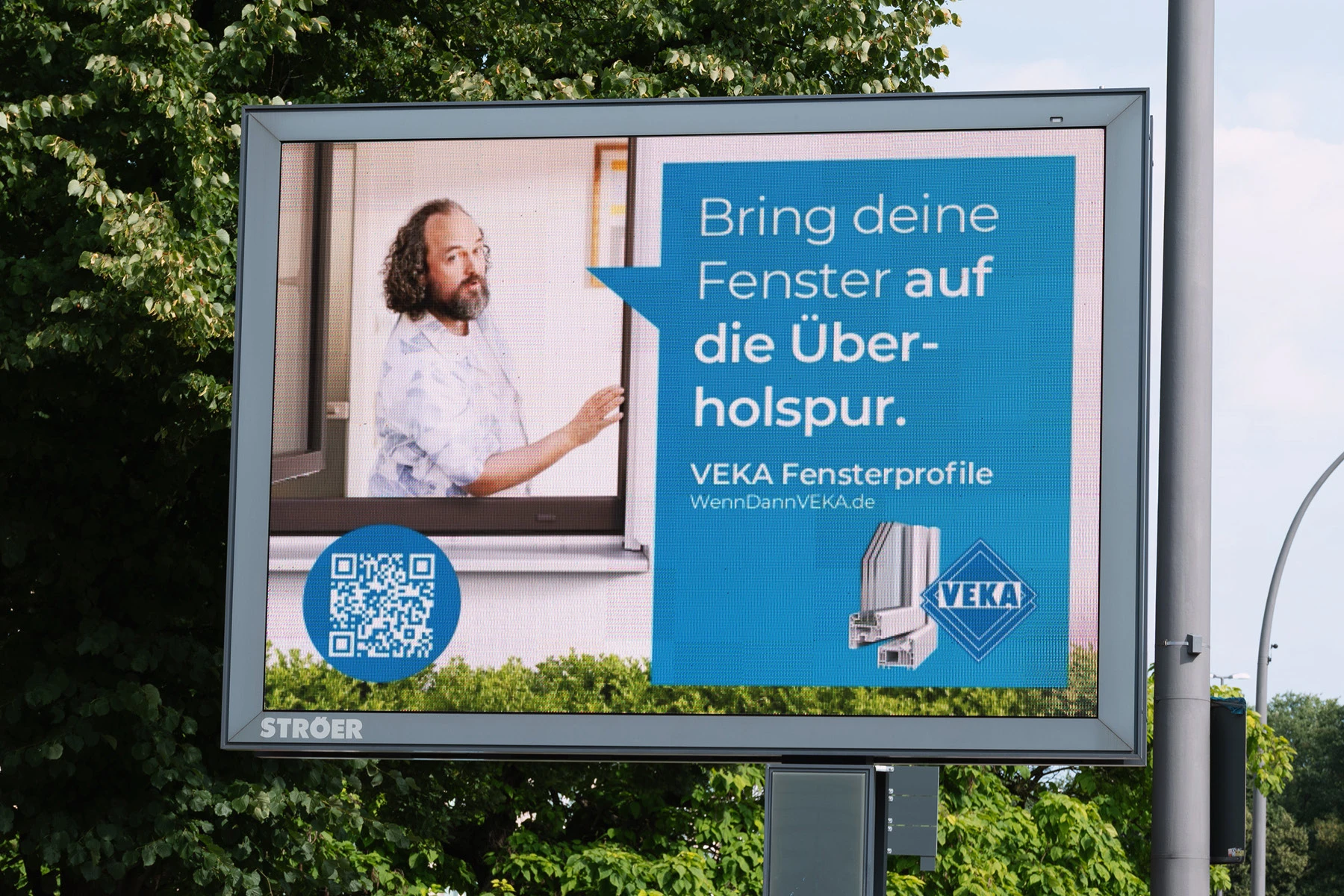VEKA OOH Werbeanzeige an einem Public Video Roadside Screen