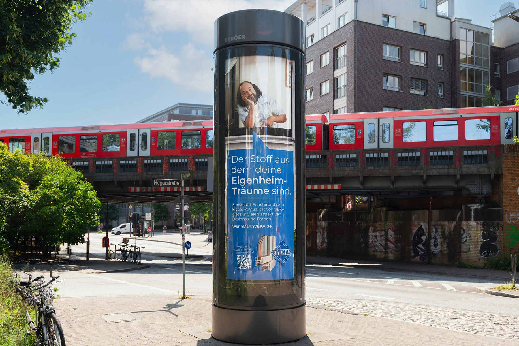 VEKA OOH Werbeanzeige an einer City-Light-Säule in Hamburg