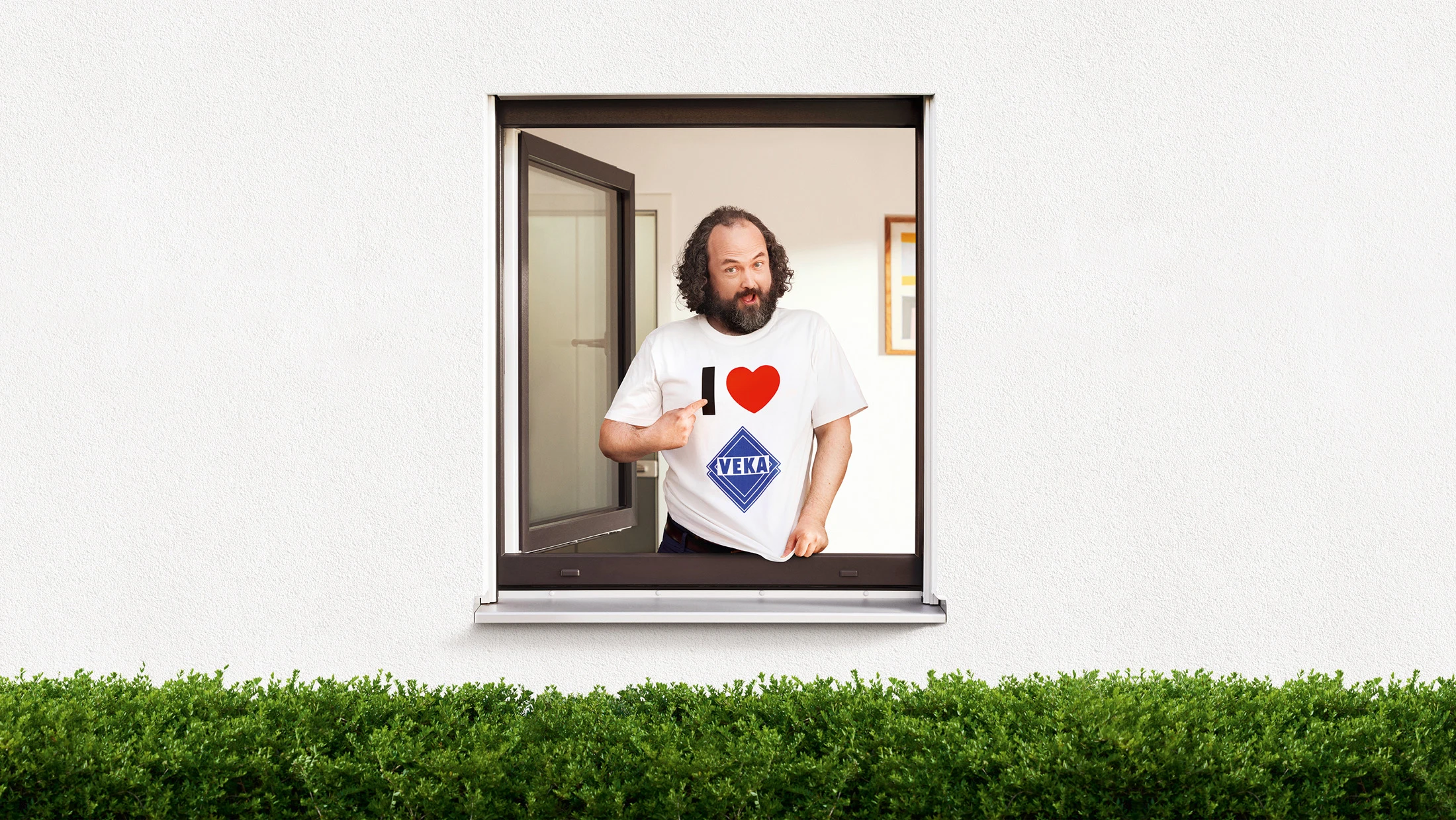 Zeigt Holger welcher mit seinem Finger auf sein "I love VEKA" T-Shirt zeigt