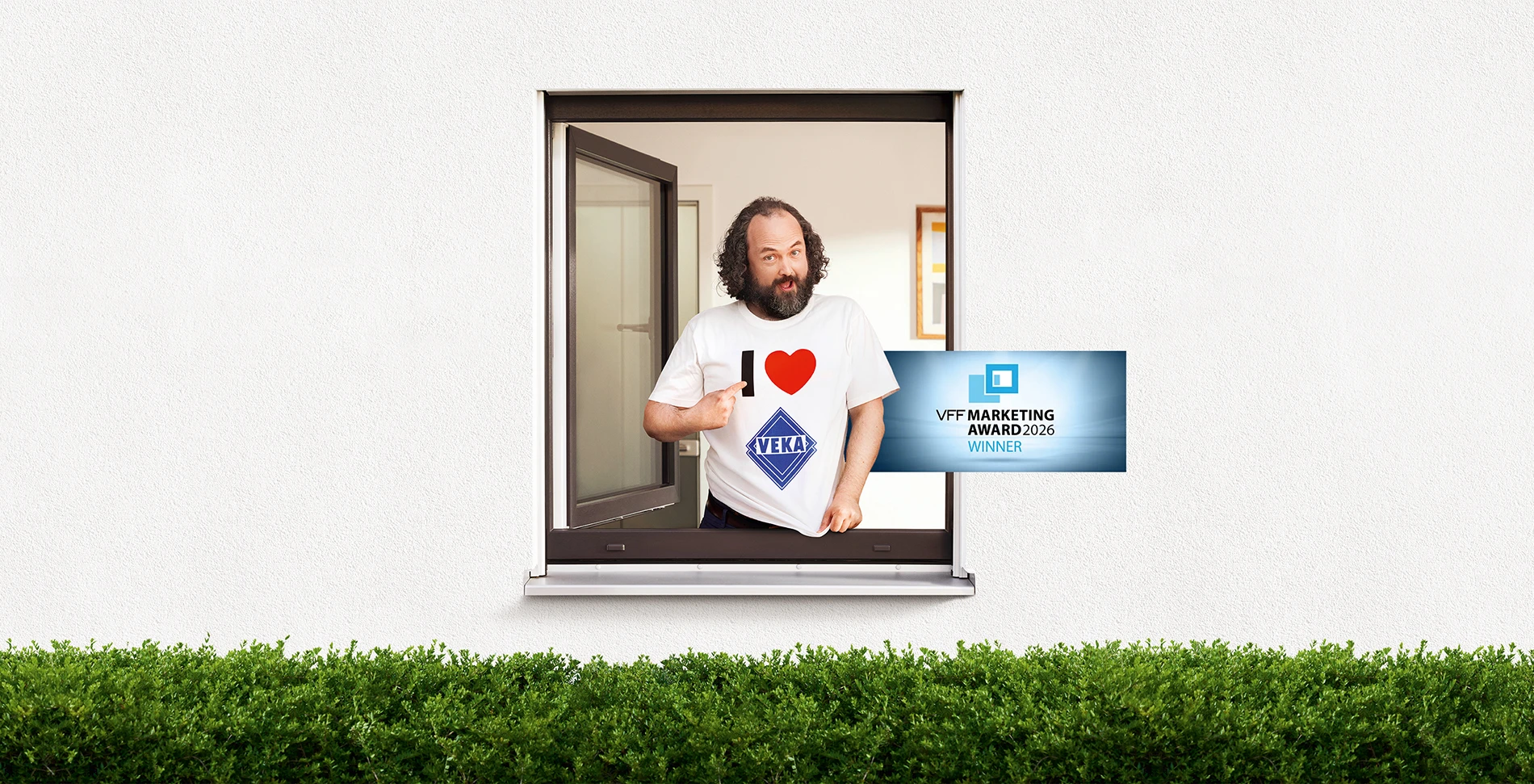 Zeigt Holger welcher mit seinem Finger auf sein "I love VEKA" T-Shirt zeigt und VFF Award Sieger